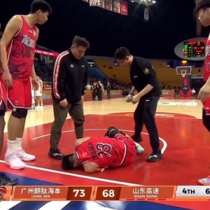 北美世界杯-😭不要啊！郭艾伦反击对抗后 抱着左膝痛苦倒地 被担架车送出场